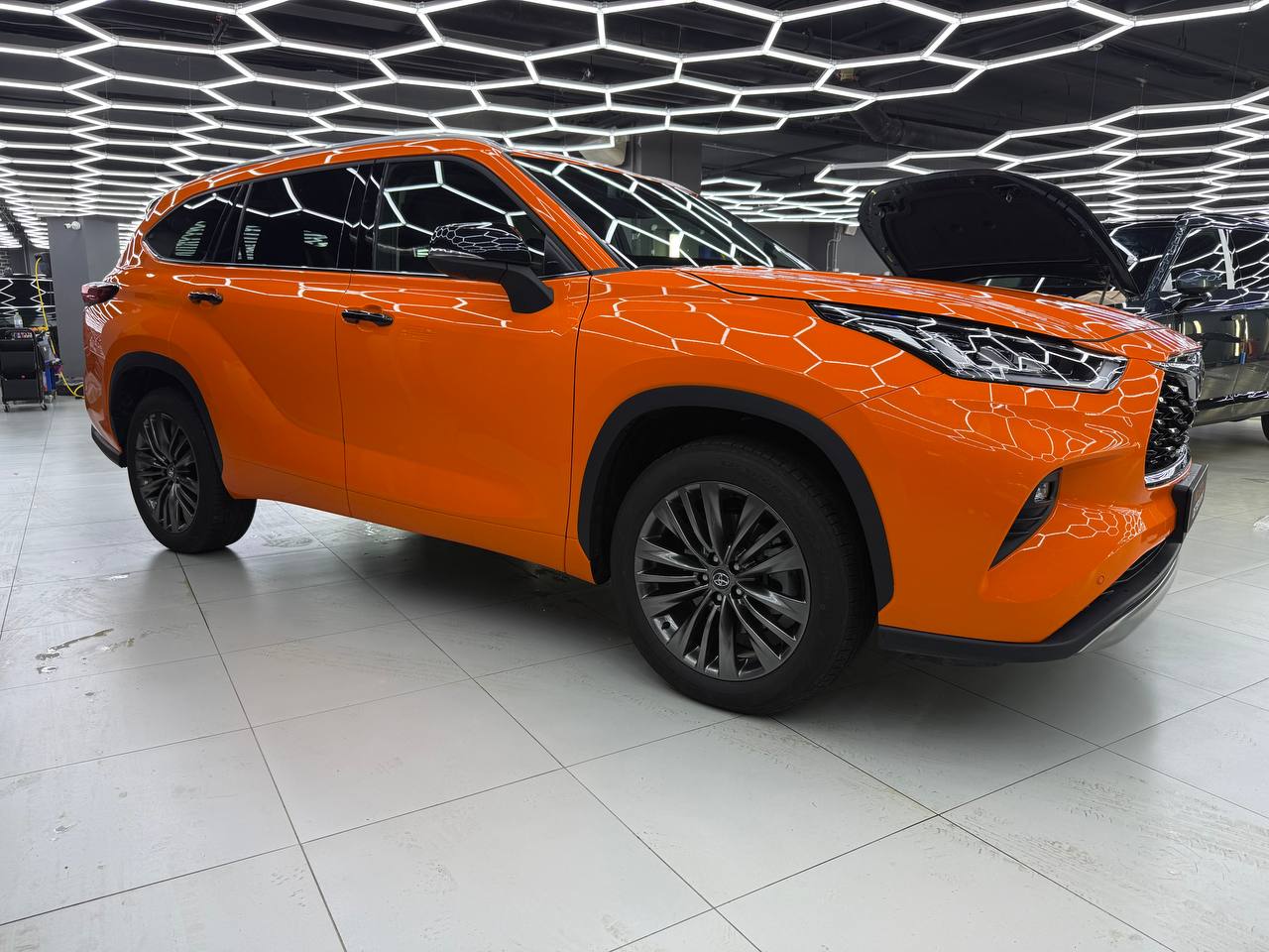 Оклейка Toyota Highlander в McLaren Orange: из черного - в яркий и бескомпромиссный